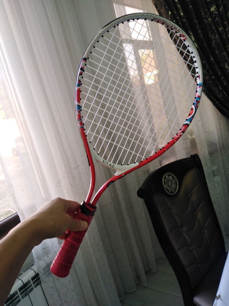 Тенисная ракетка хорошем состоянии