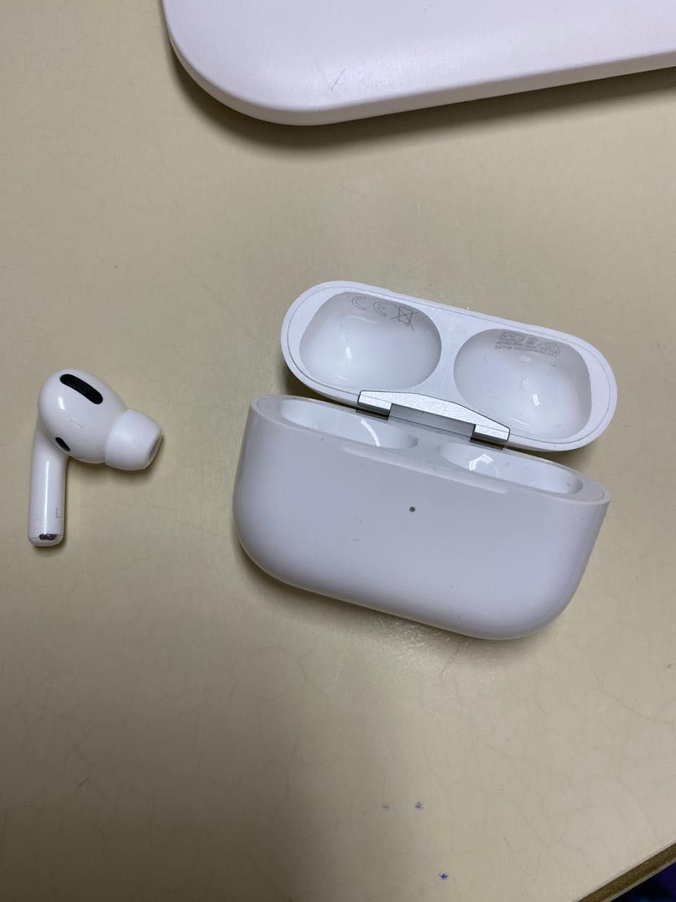 AirPods Pro кейс и левый наушник