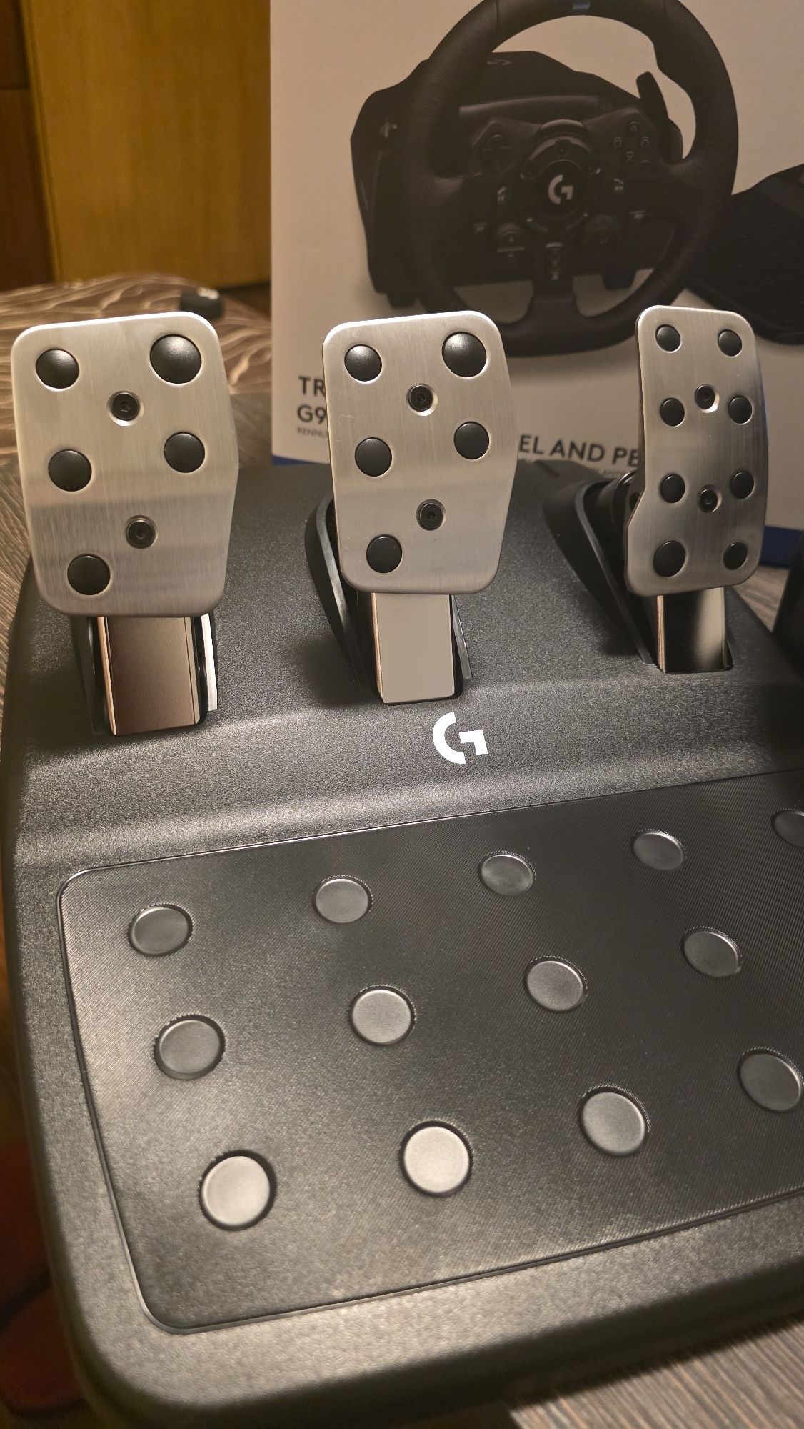 Кормило с педалиLogitech G923