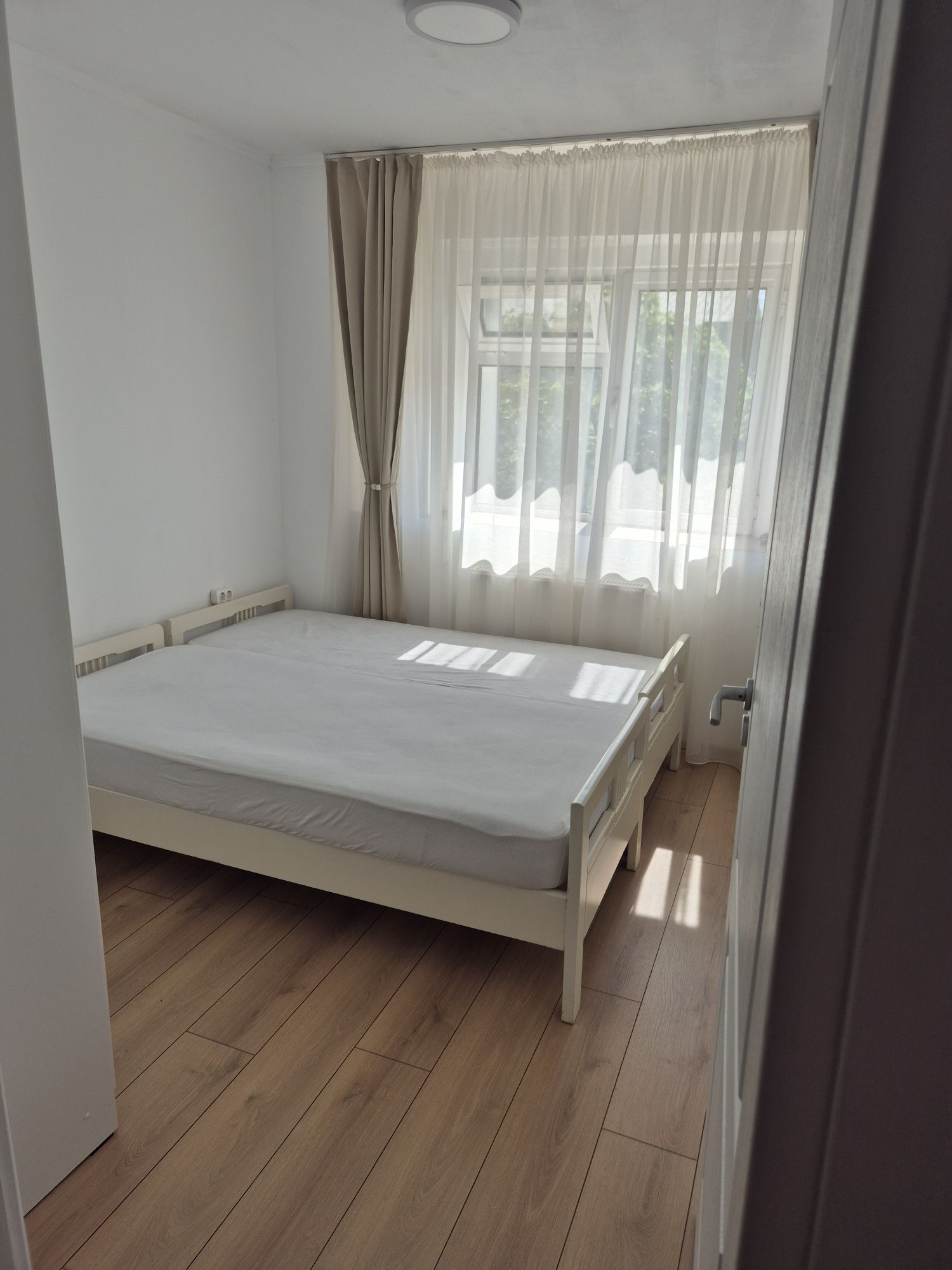 Închiriez apartament cu 3 camere , aleea Rozelor,  blcFB 20, etaj 4. S