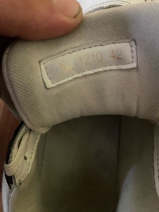 vânzarea unor adidași.