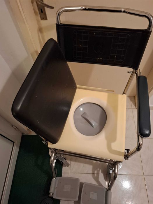 Тоалетен стол с подвижни колела