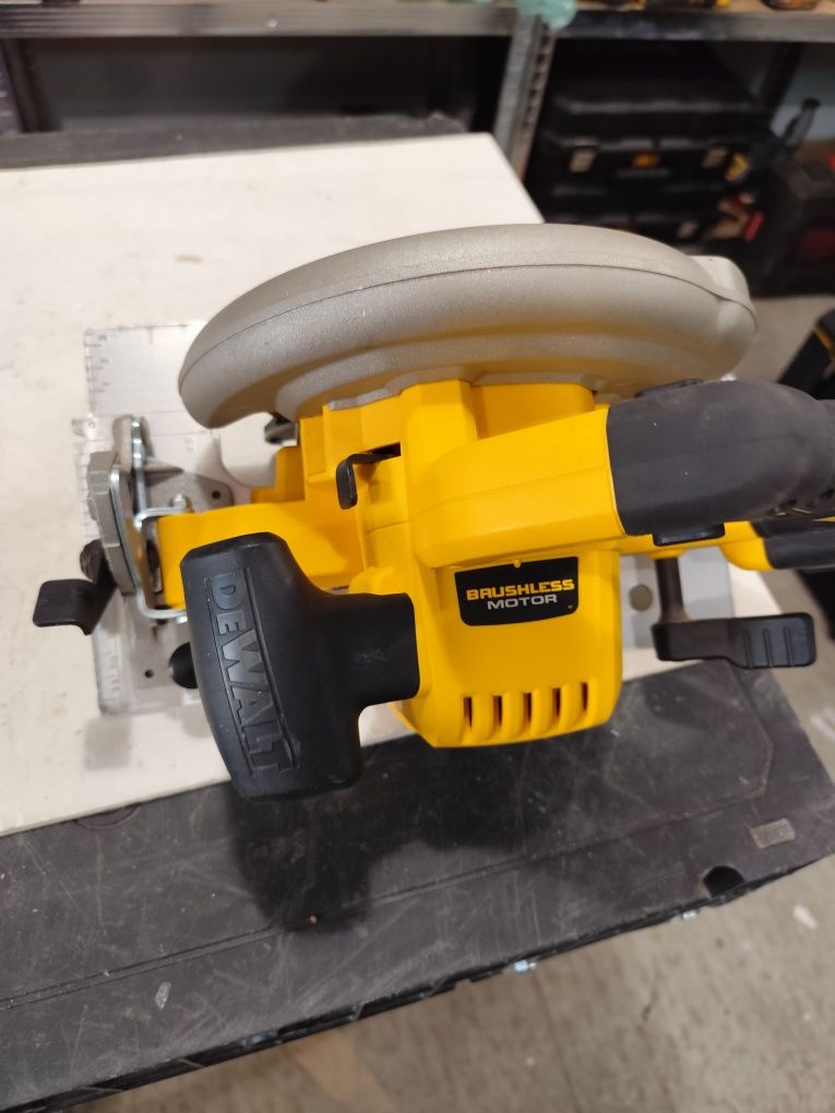 Безчетков акумулаторен ръчен циркуляр Девалт DeWALT DCS 570 184mm