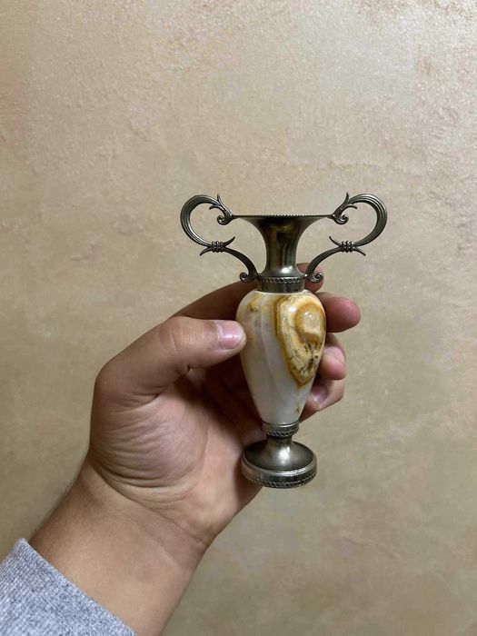 Красива винтидж ваза с миниатюрна амфора, монтирана от оникс и месинг