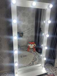 Зеркало с лампочками с подсветкой