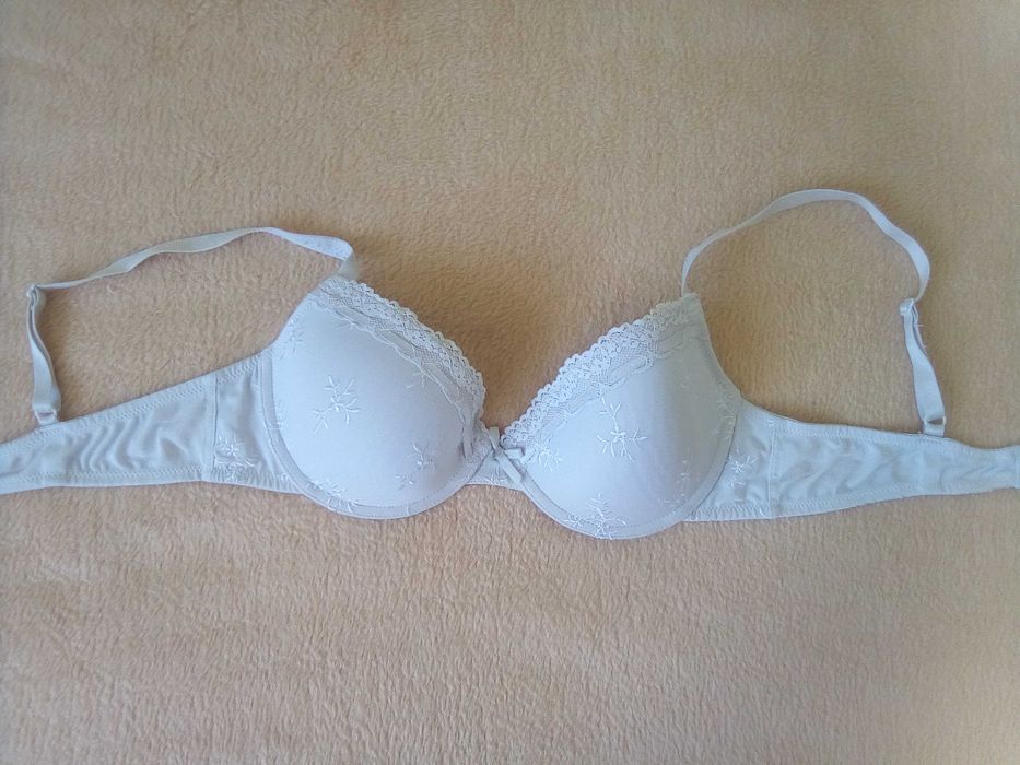 sutien dama cupa 75B frumos si unul alb/negru cupa 80C  99ron FIECARE