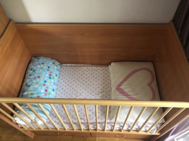 Бебешко легло с матрак Magniflex и скрин за преповиване