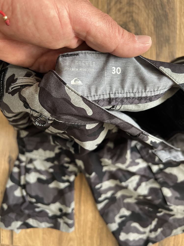 Quiksilver size 30 Camo