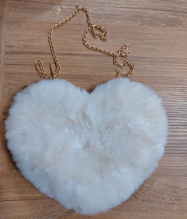 Дамска чанта ( пухена ) с формата на сърце