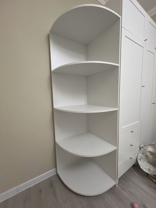 Угловой стеллаж можно использовать для всего