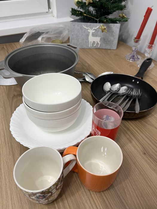 Набор посуды: казан, сковородка, тарелки, кружки, приборы