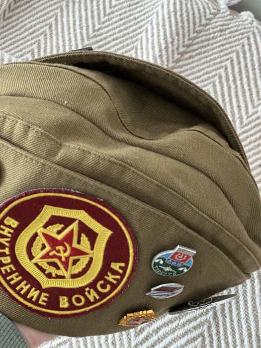 Caciula militara sovietica de colectie cu 18 insigne