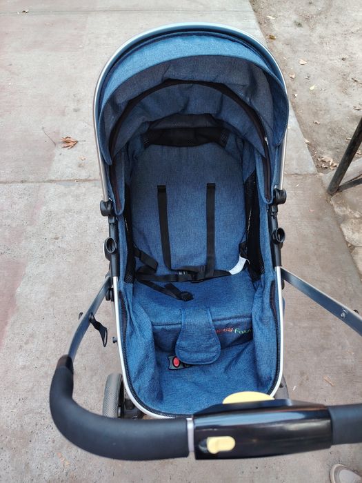 Коляска в хорошем состоянии. Удобная маленькая лекая.