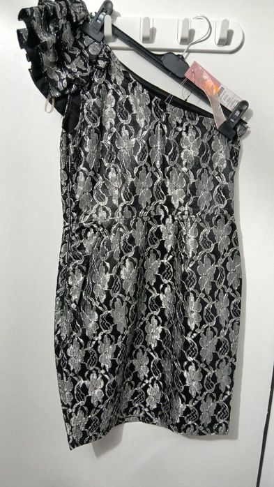 Сребриста и черна асиметрична дантелена рокля – Lipsy London,