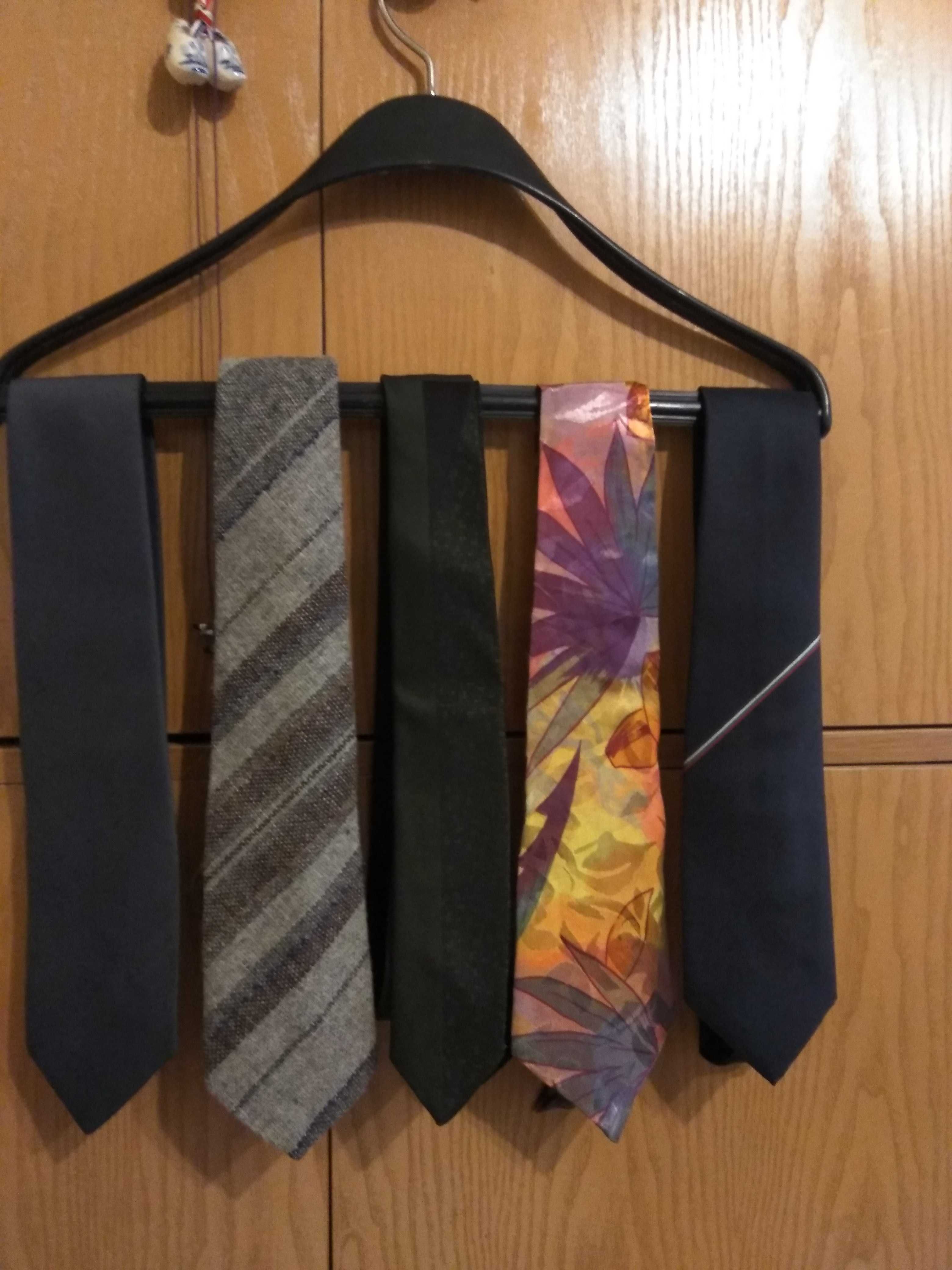 Продавам изгодно различни модели и видове вратовръзки