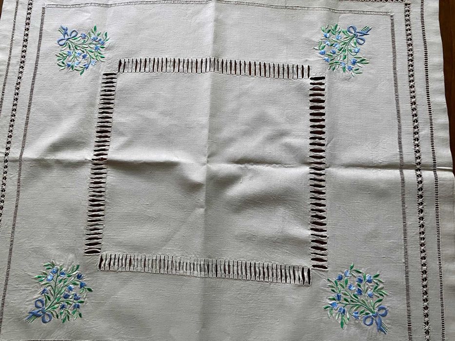 Față de masă mică din in cu broderie - vintage