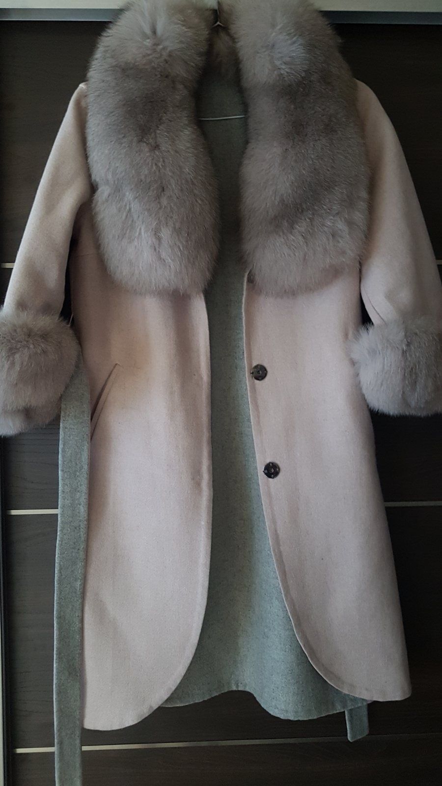 Дамско палто с яка от лисица