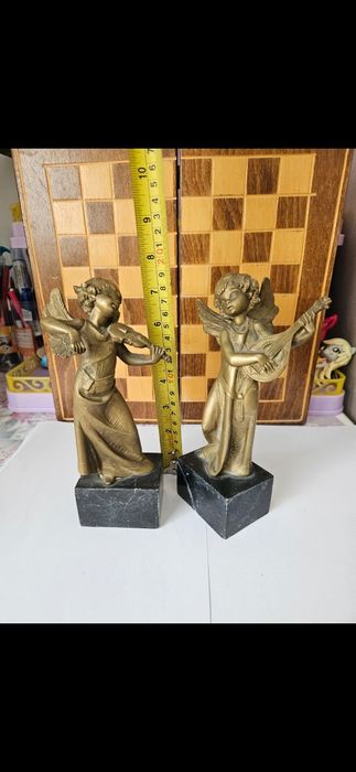 Ingeri de bronz cu baza de marmura neagra