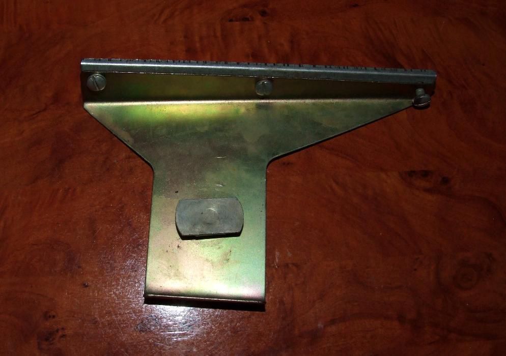 2 Suporti metalici pentru aparatori (sorturi) la rotile masinii. NOI !