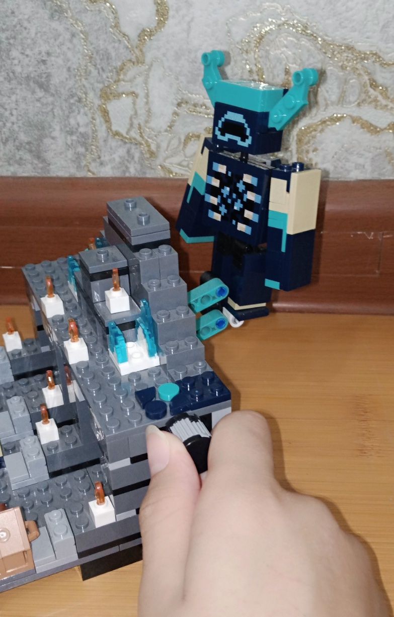 Продам Lego Minecraft The Deep Dark Battle оригинал
