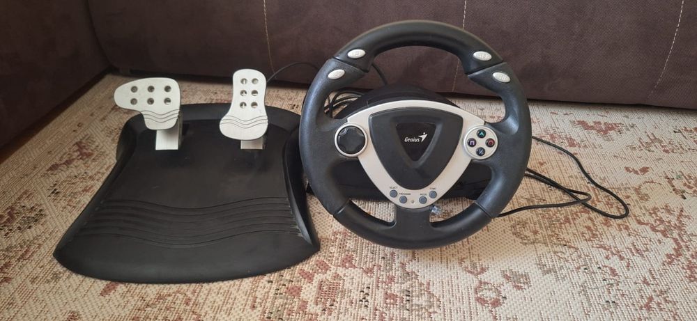 Vând volan cu  pedale Gaming