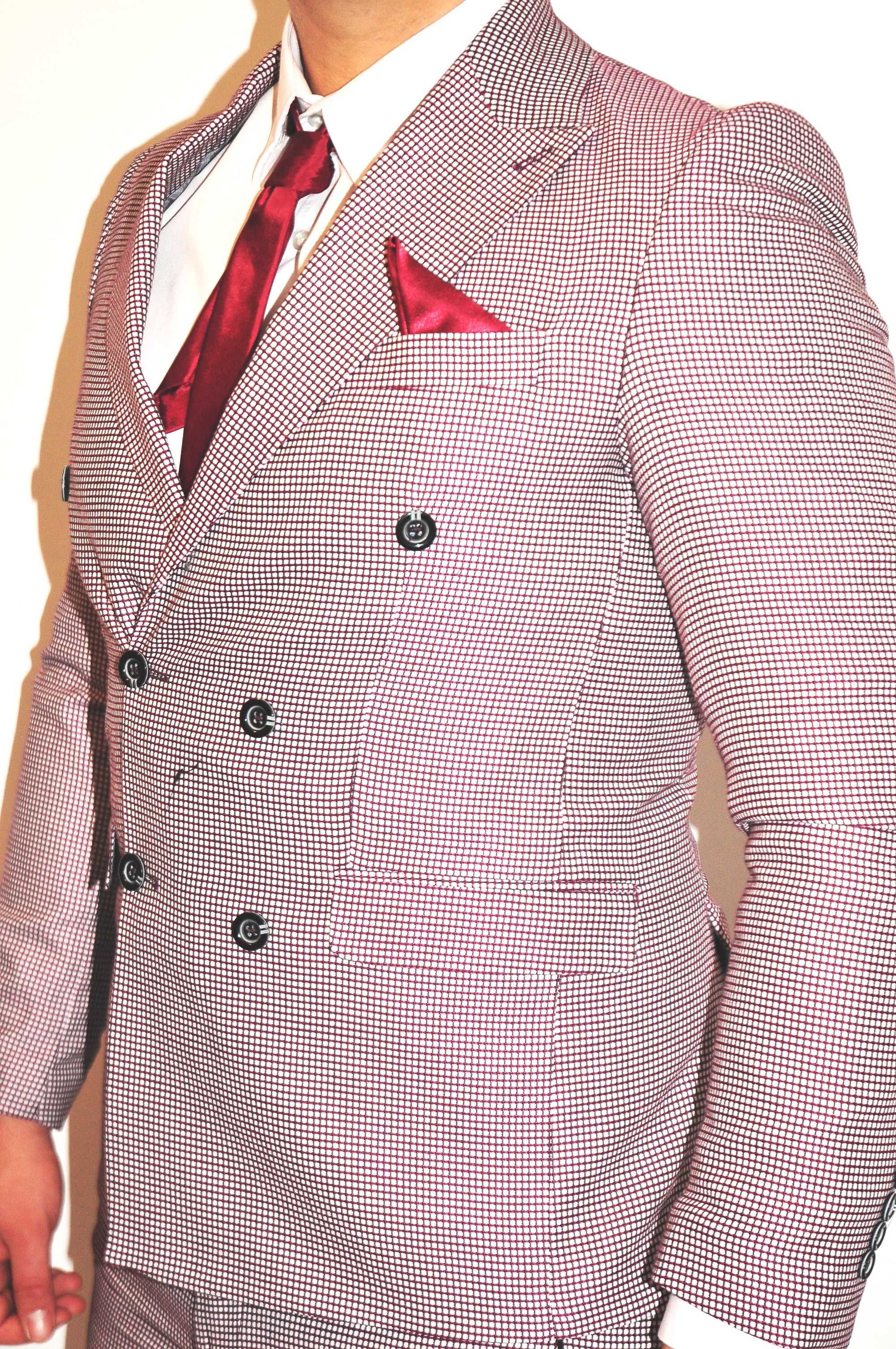 Costum carouri rosu model inchidere dubla ideal pentru evenimente