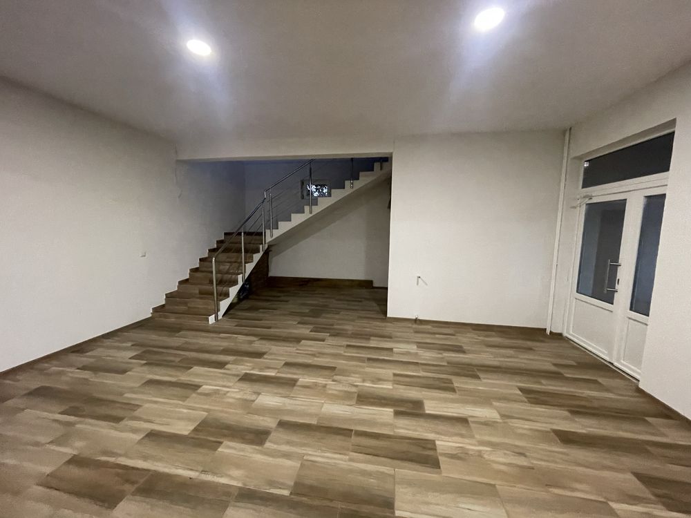 Spatiu comercial 262 mp + curte betonata