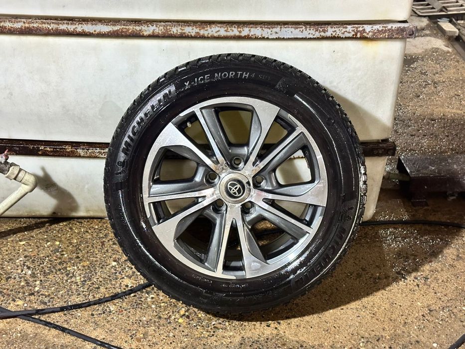 Продам зимнюю, шипованную  резину с дисками