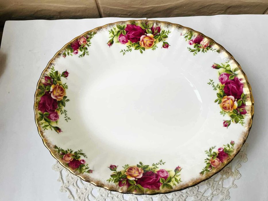 ROYAL ALBERT красива купа за сервиране от костен порцелан от Англия