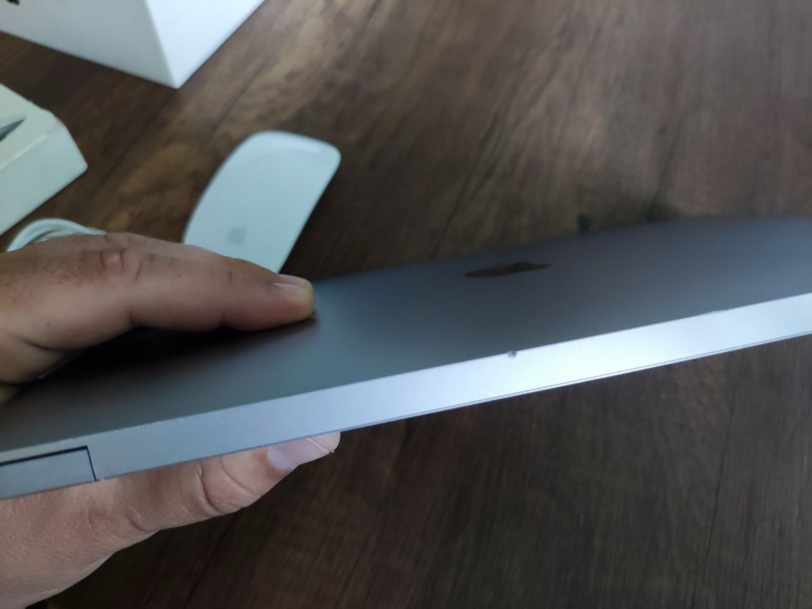 Apple MacBook Air i5 (2020) Retina 256GB 8GB RAM + Apple Magic Mouse 2