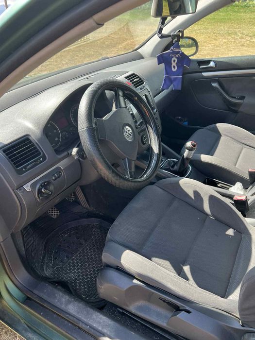 Продавам голф 5