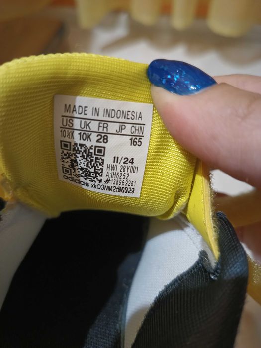 Маратонки Adidas.