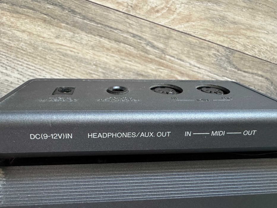 Синтезатор,пиано YAMAHA PSR-300