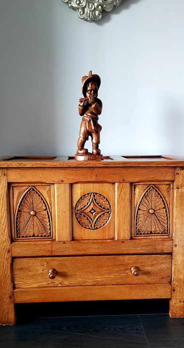 Ladă veche din lemn masiv sculptat