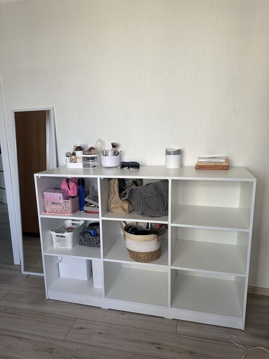 Зеркало и стеллаж в хорошем состоянии