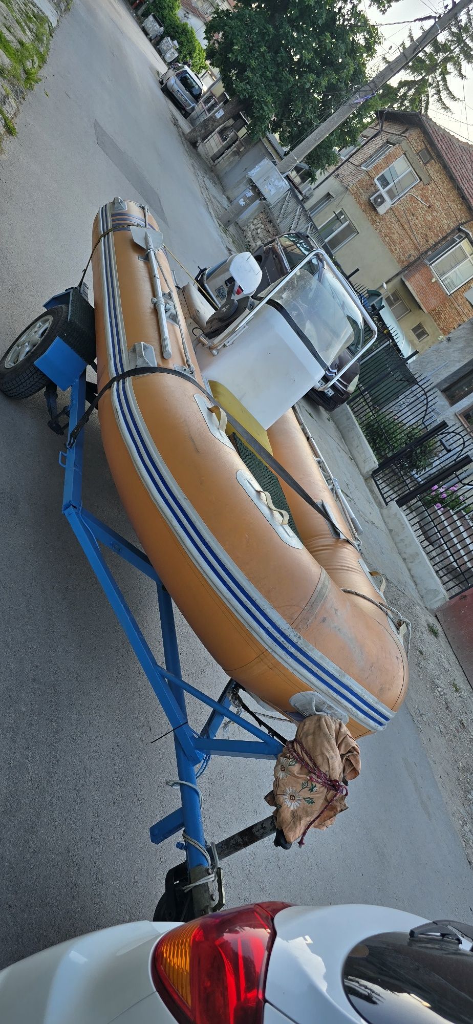 Лодка риб с мотор и колесар