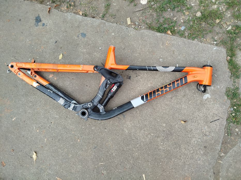 Vând piese bicicleta (cadru,manete frana, etrieri,dirtjumper)