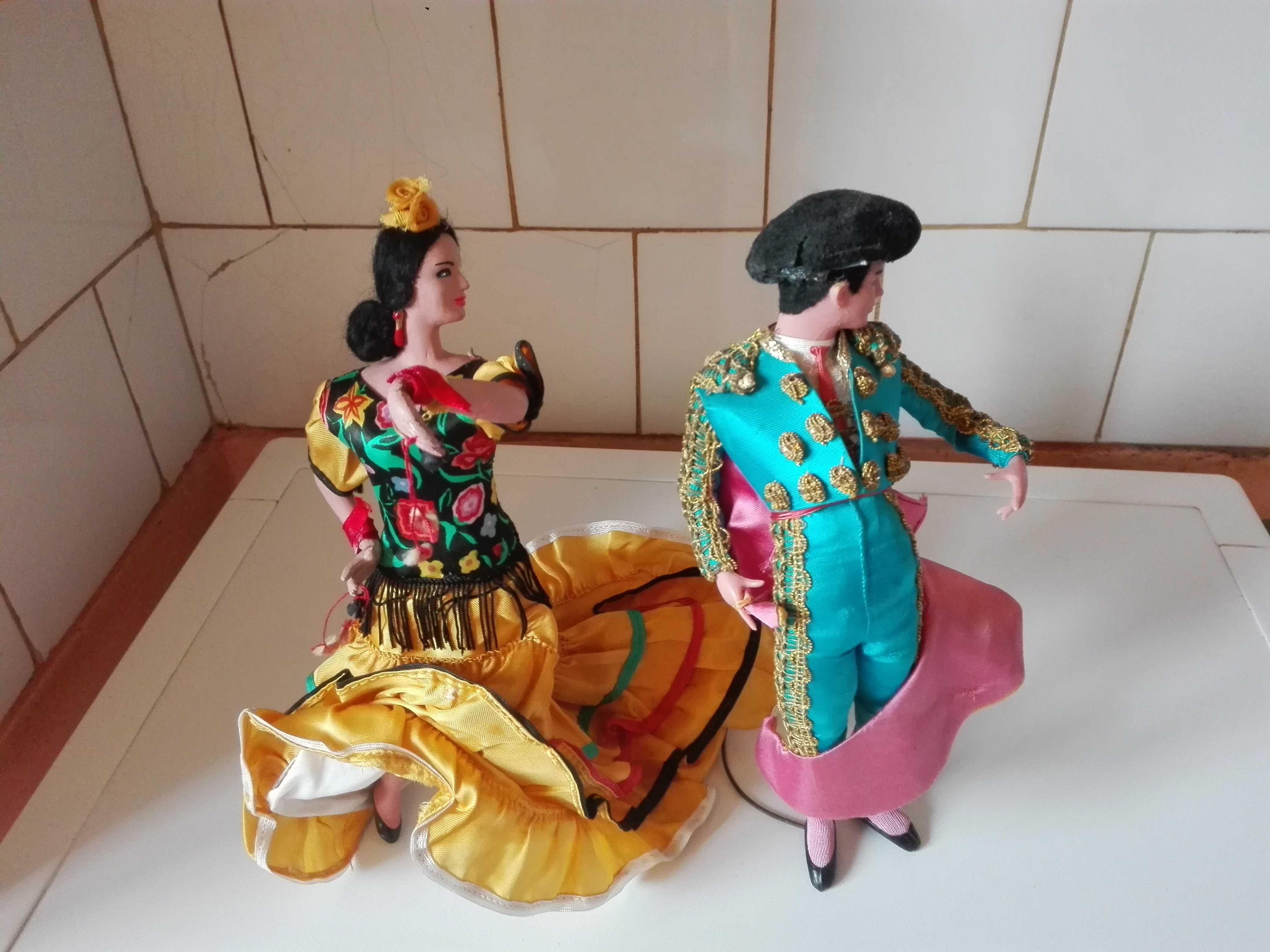 Танцуващи кукли и лот фонокарти .