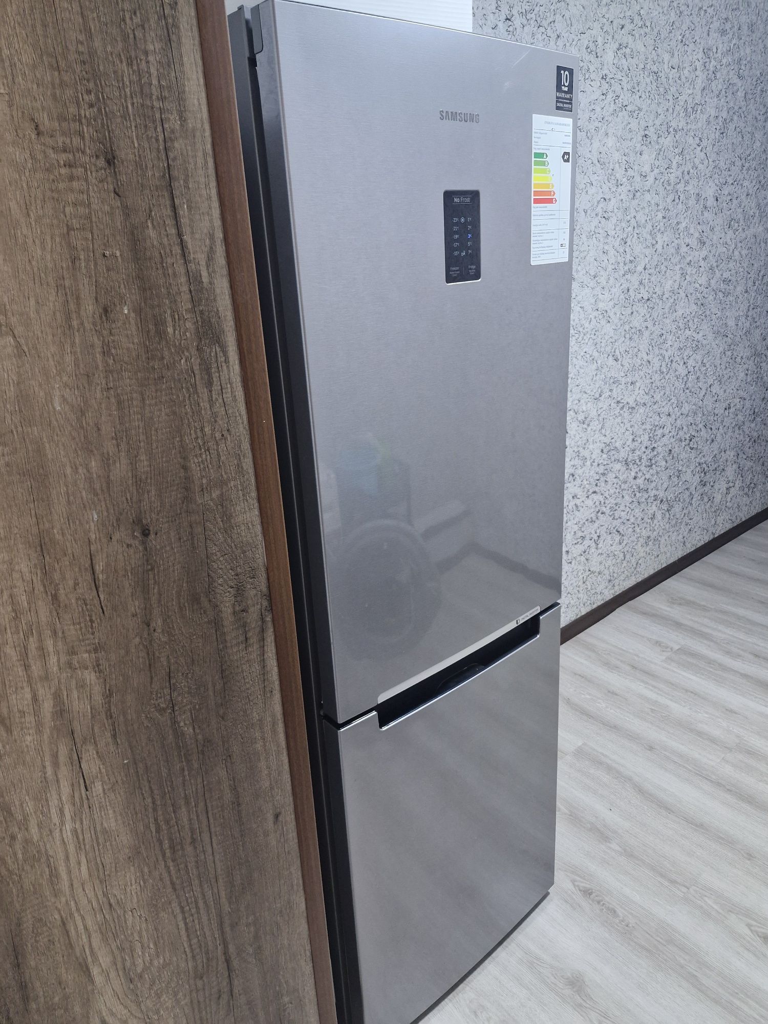 Холодильник с нижней морозильной камерой SAMSUNG RB29FSRND 290л