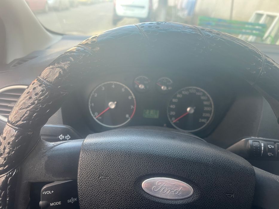 Vând sau schimb Ford focus