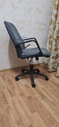 Продам офисное кресло серого цвета