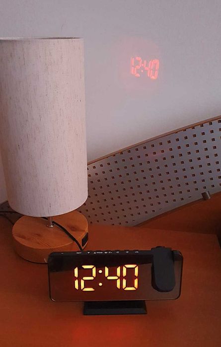 Ceas  RGB cu alarma  , proectie  pe perete