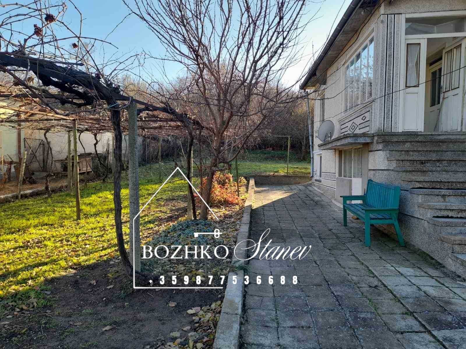 Продава се двуетажна къща