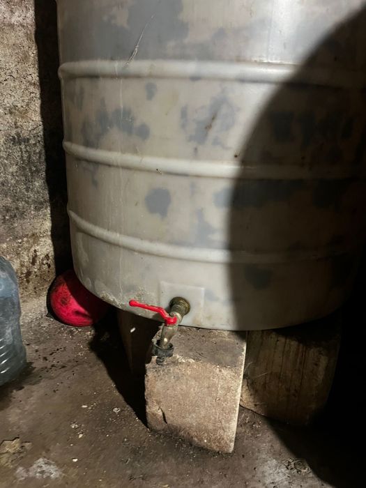 Vand doua butoaie: fibra sticla si plastic