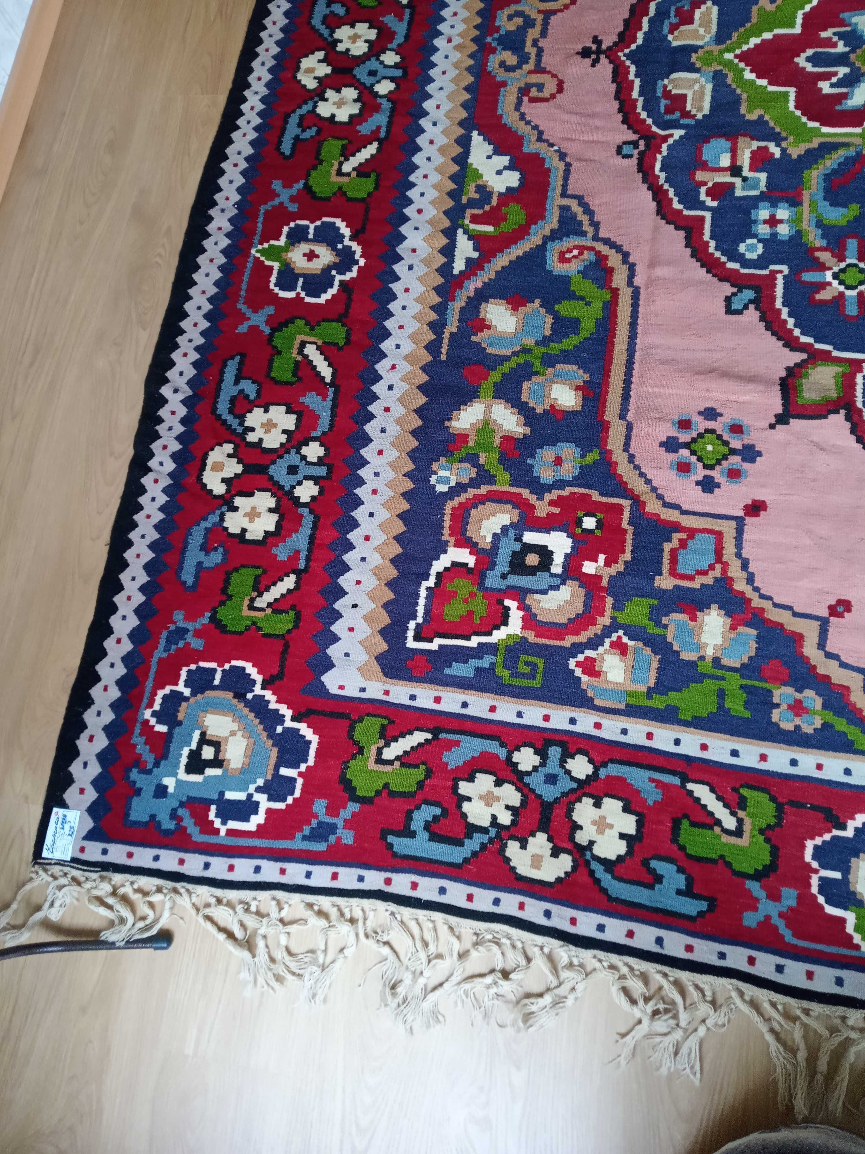 Автентичен вълнен чипровски килим модел "Короната"