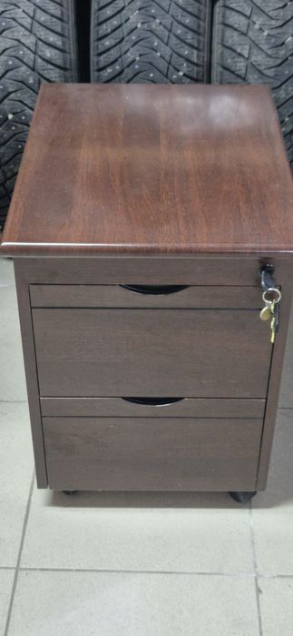 Продам тумбочку, стол, угловой диван, зеркало, стол кухонный