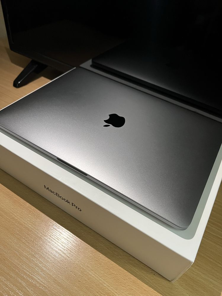 MacBook Pro 13-inch (512 SSD) - Перфектен!!!