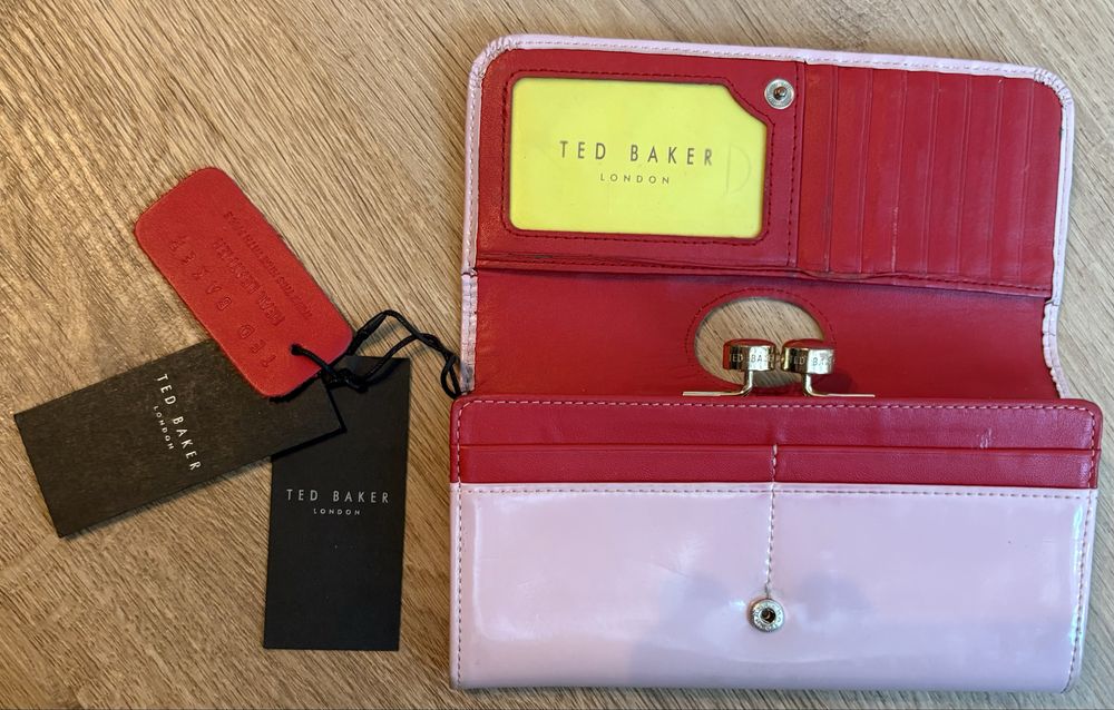Дамско портмоне на Ted Baker London с етикети
