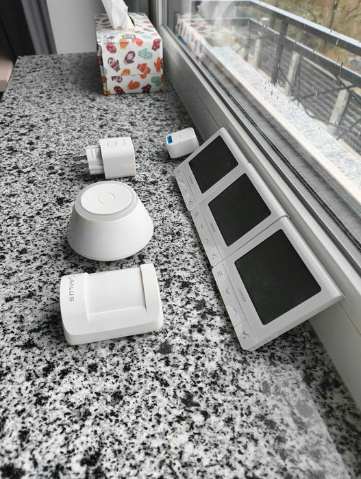Set complet Salus iT600 – 3 termostate, stare foarte bună