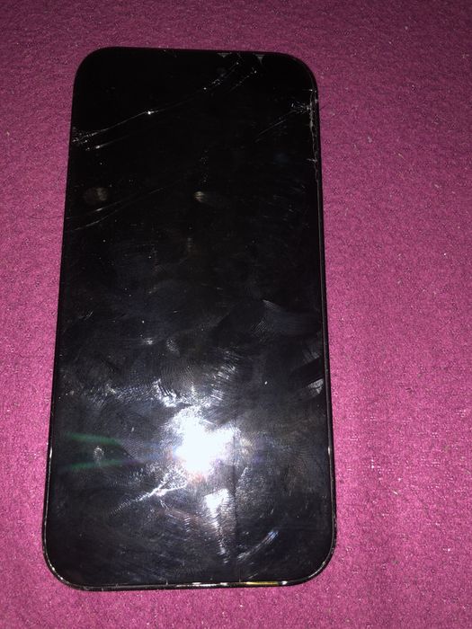 Здравейте продавам iphone 14 Дисплея му е за смяна става и за части